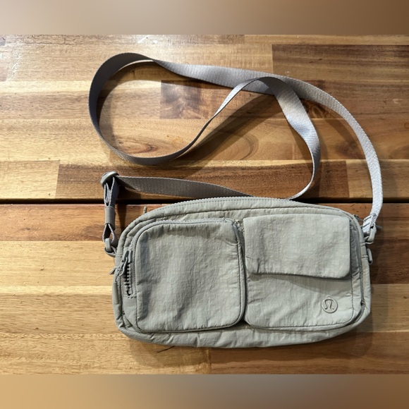 Lululemon Multi-Pocket Crossbody Bag 2.5l - Picture 3 of 9